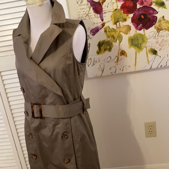 Carolina Herrera Sleeveless Dress. - Picture 7 of 16